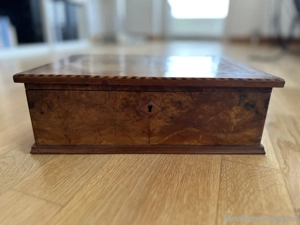 Holzschatulle mit Einlegearbeiten Bild 2