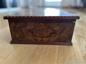 Holzschatulle mit Einlegearbeiten Bild 4