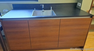 Kleinküche in Nuss Dekor Bild 3