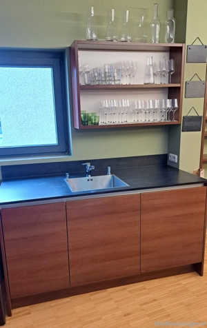 Kleinküche in Nuss Dekor Bild 2