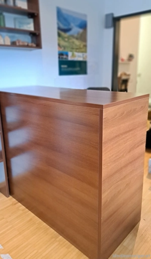 Verkaufstisch in Nuss Dekor