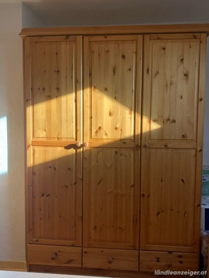 Kleiderkasten Bild 2