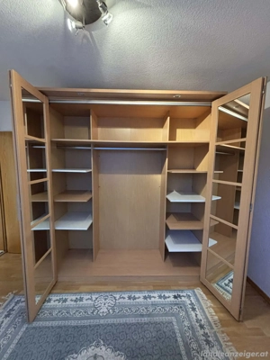 sehr geräumiger Schrank  Bild 2