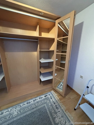 sehr geräumiger Schrank  Bild 4