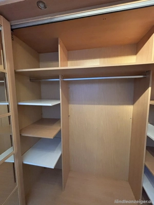sehr geräumiger Schrank  Bild 3