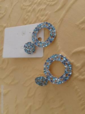 Ohrringe mit vielen blauen Steine