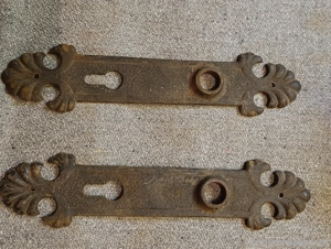 Sammlung sehr alter Türbeschläge und Hufeisen