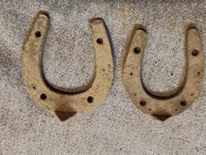 Sammlung sehr alter Türbeschläge und Hufeisen