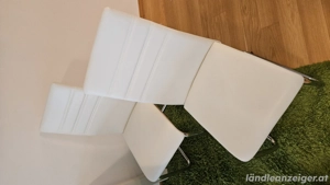 Glastisch mit 4 Stühlen aus Kunstleder