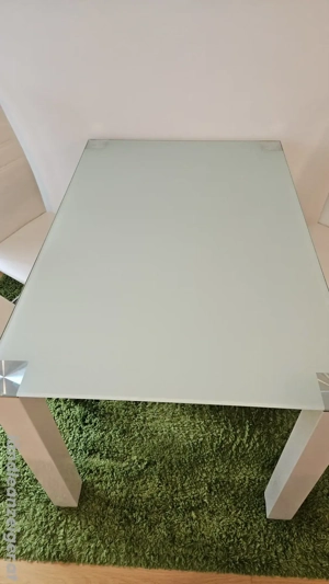 Glastisch mit 4 Stühlen aus Kunstleder Bild 5