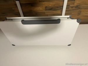 Tisch, geringe Gebrauchsspuren 