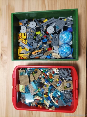 2 Kisten mit Legoteilen