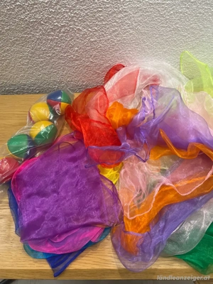 5 Jonglierbälle und 12 Jongliertücher