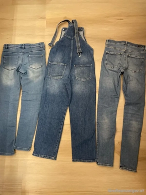 2 Jeans + 1 Latzhose für Mädchen, Gr 140 146 Bild 2
