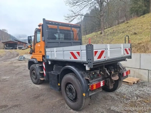 Unimog U400 mit Schneepflug Bild 3