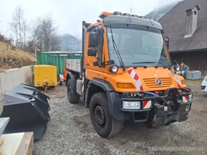 Unimog U400 mit Schneepflug Bild 2