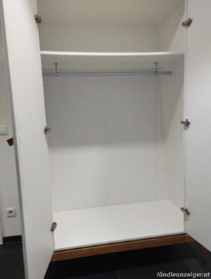 Kleiderkasten Bild 3