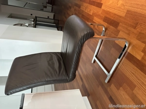 Grosser Esstisch aus Vollholz mit Ledersesseln Bild 2