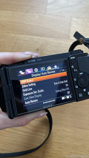 Sony Alpha ZV-E10L + Starter-Kit - Objektiv, Tasche, Ladestation, SD-Karte Bild 3