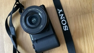 Sony Alpha ZV-E10L + Starter-Kit - Objektiv, Tasche, Ladestation, SD-Karte Bild 2