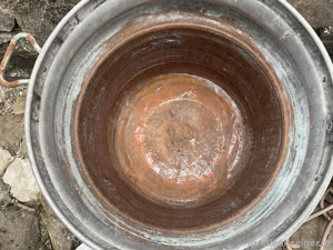 Alter Waschkessel zur Garten-Deko