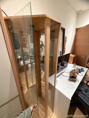 Eckregal aus Holz und Glas