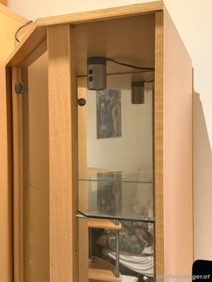 Eckregal aus Holz und Glas Bild 2