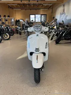 Vespa GTS 310 Super Weiß Bild 3
