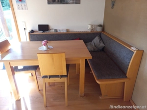 Eckbank und Tisch