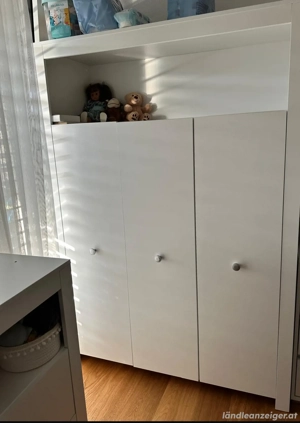 Babyzimmer Kleiderschrank und Wickelkommode