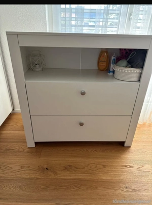 Babyzimmer Kleiderschrank und Wickelkommode Bild 2