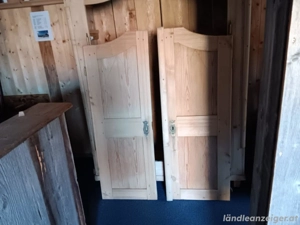 Verkaufe abgelaugten Kasten Schrank aus Omas Zeiten Bild 2