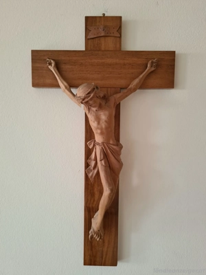 Kruzifix geschnitzt 