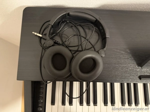 E-Piano neuwertig, mit Sessel und Kopfhörer Bild 3