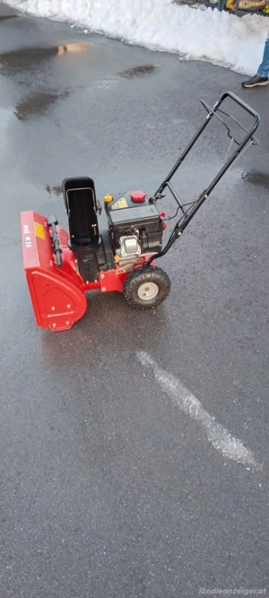 Kleine feine leichte wendige Schneefräse.