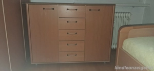 Seniorenschlafzimmer mit Aufrichtehilfe (oder ohne) Schlafzimmer Bett