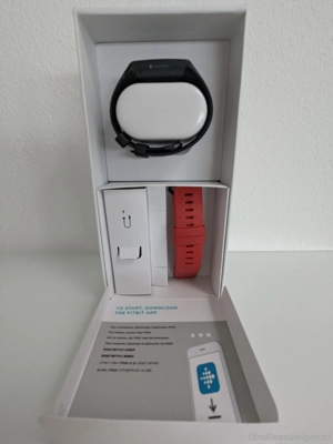 Fitbit Unisex-Adult Charge 3 Der Innovative Gesundheits-und Fitness-Tracker, Berry Sport Advanced He Bild 2