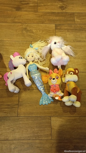 verschiedene Kuscheltiere abzugeben