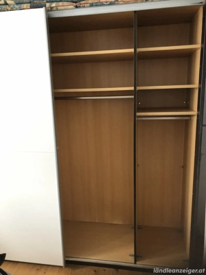 Grosser weisser Kleiderkasten