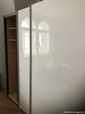 Grosser weisser Kleiderkasten Bild 3