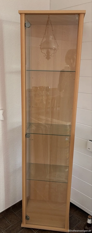 Vitrine mit Glas