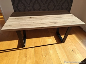 Schöner Esstisch in Holzoptik 