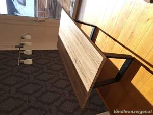 Schöner Esstisch in Holzoptik  Bild 2