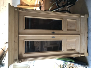 Antiker Schrank mit Stuckleiste Bild 2