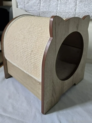 Katzenhaus mit Kratzfläche