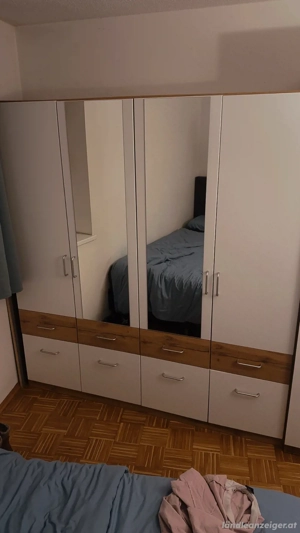 Kleiderschrank