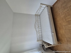 Metallbett mit Lattenrost und Matratze