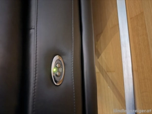Ledercouch Designercouch mit elektrischer Relaxfunktion und USB Auflademöglichkeit für Handy usw.  Bild 4