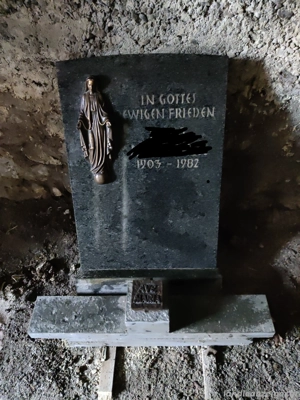 Hochwertiger Grabstein mit Madonna