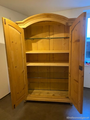 Holzschrank Bild 2
